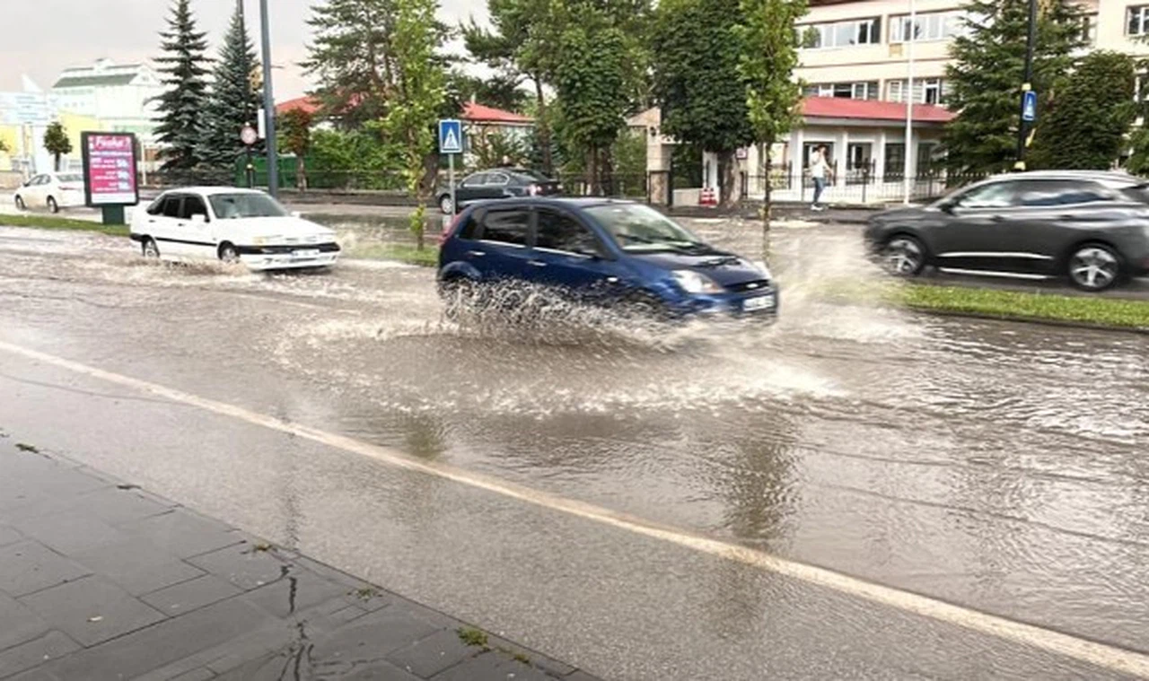Sivas'ta yollar göle döndü