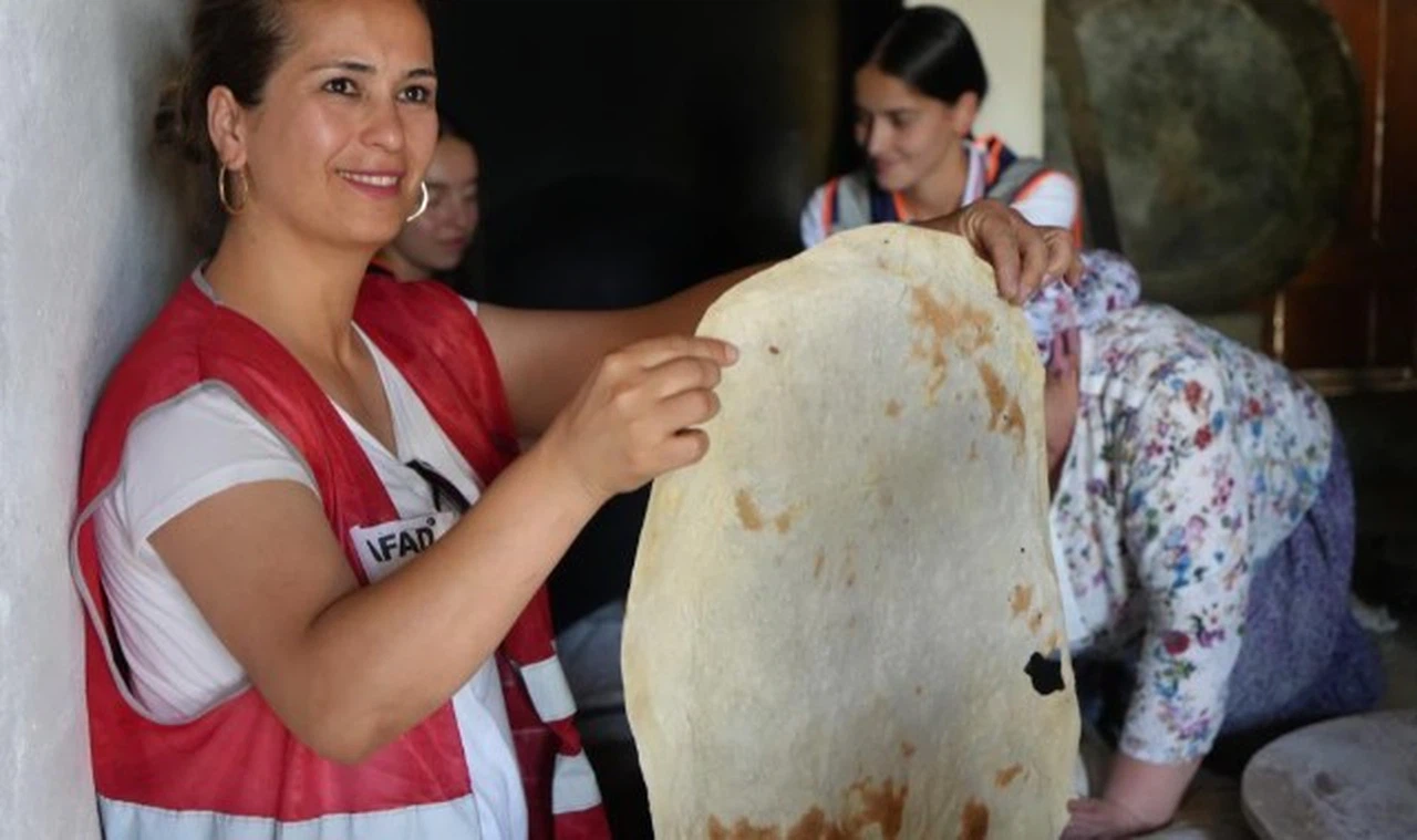 Tandır ekmeği geleneği sürüyor
