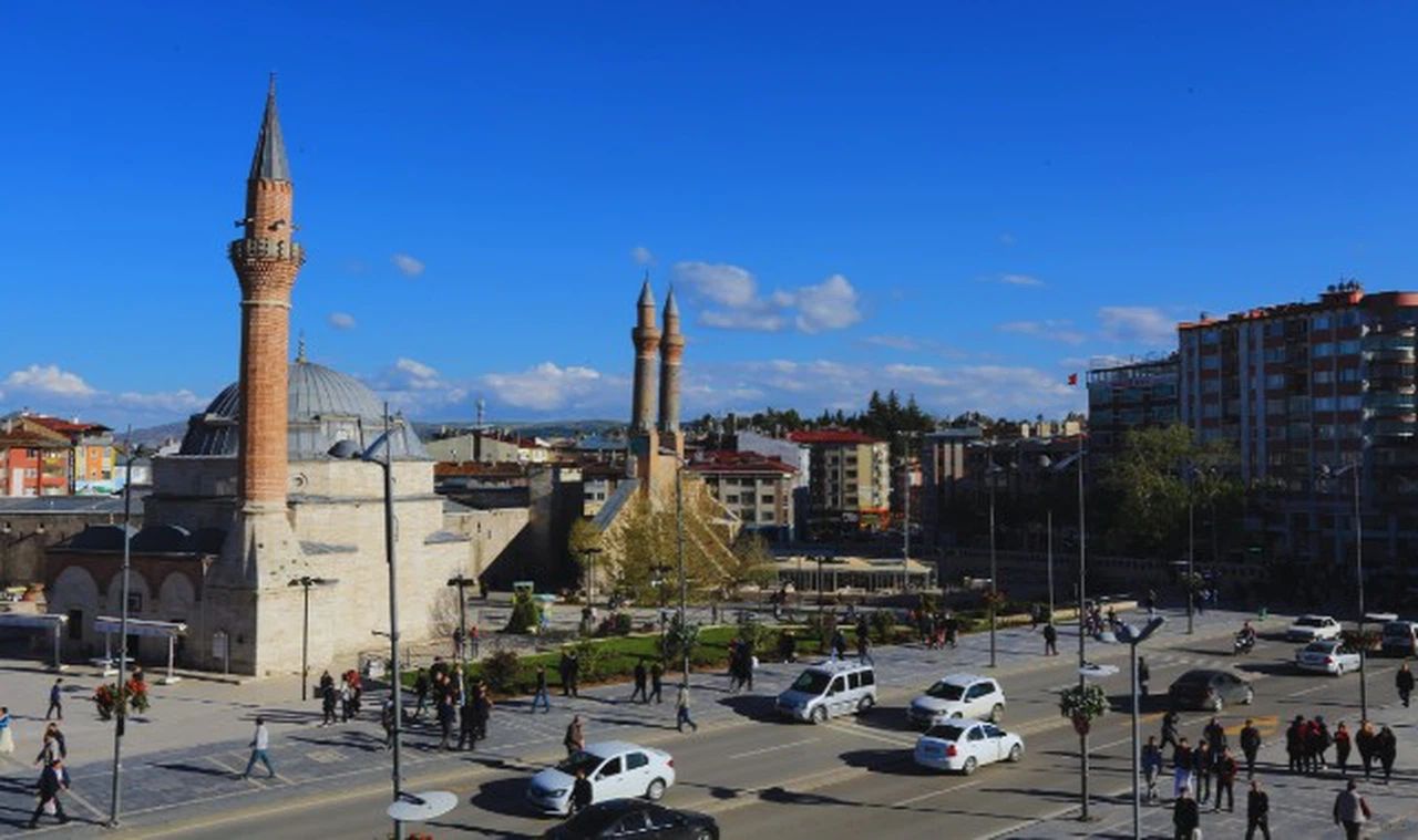 Sivas Caddelerinde Gurbetçilerin Lüks Araç Şöleni 