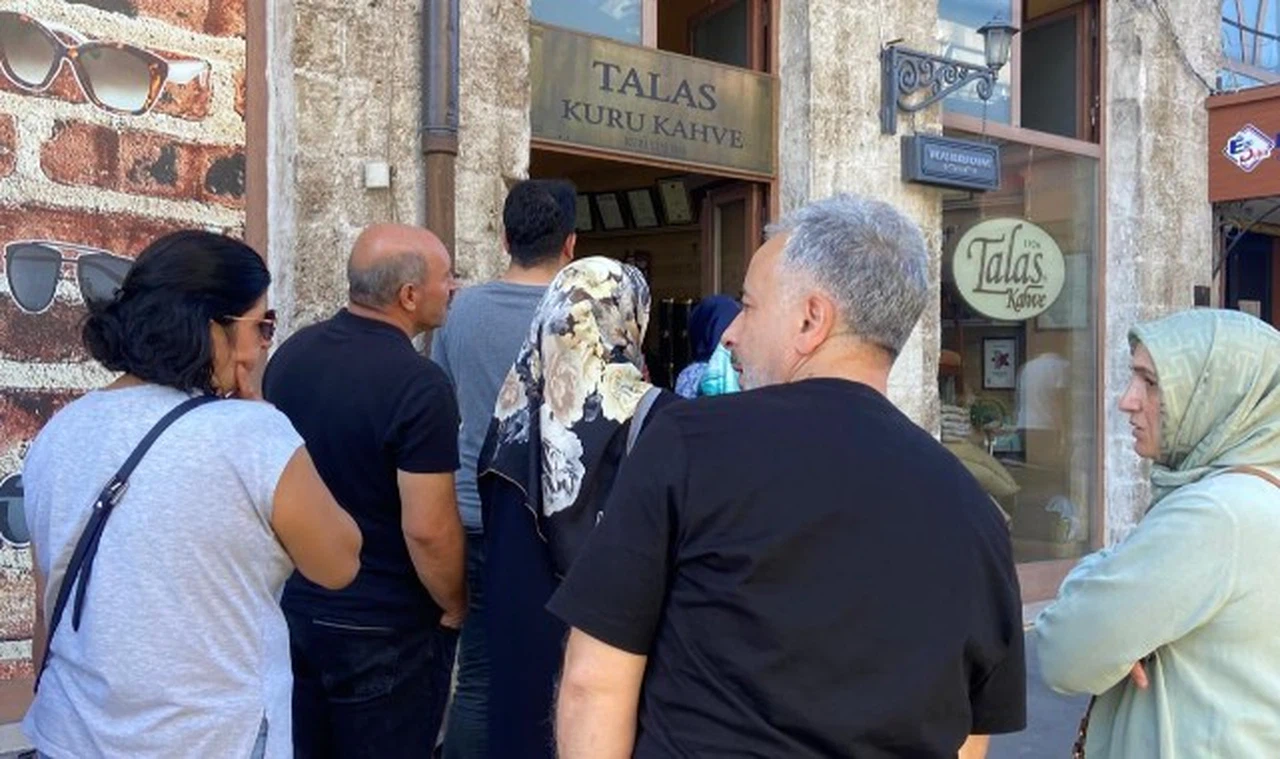 Sivaslı gurbetçiler kahvelerini almaya başladı