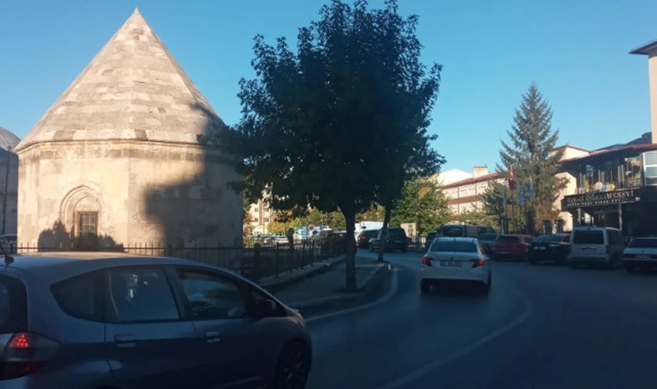 Öğretmenevi önündeki park bu yolu daraltıyor