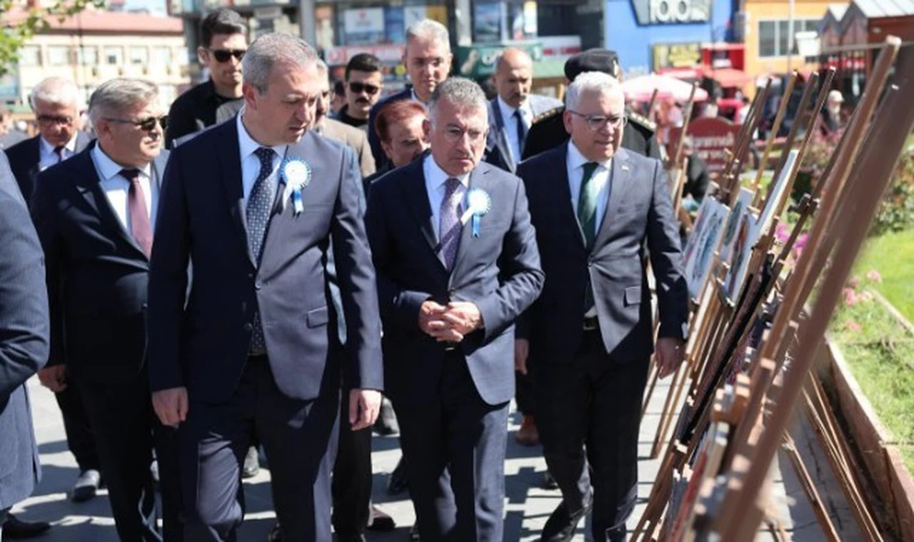 Sivas protokolü Yeşilay danışanları sergisinde