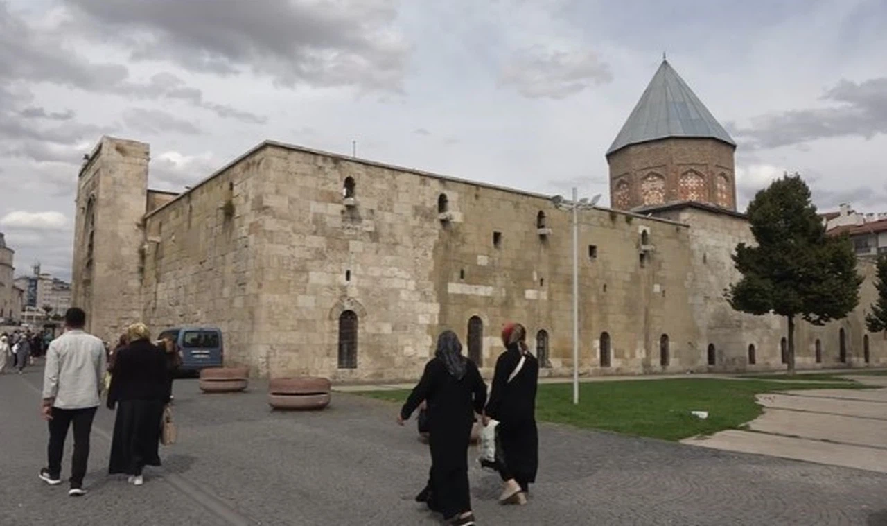 Sivas'ta bu türbeyi bilmeyenler var