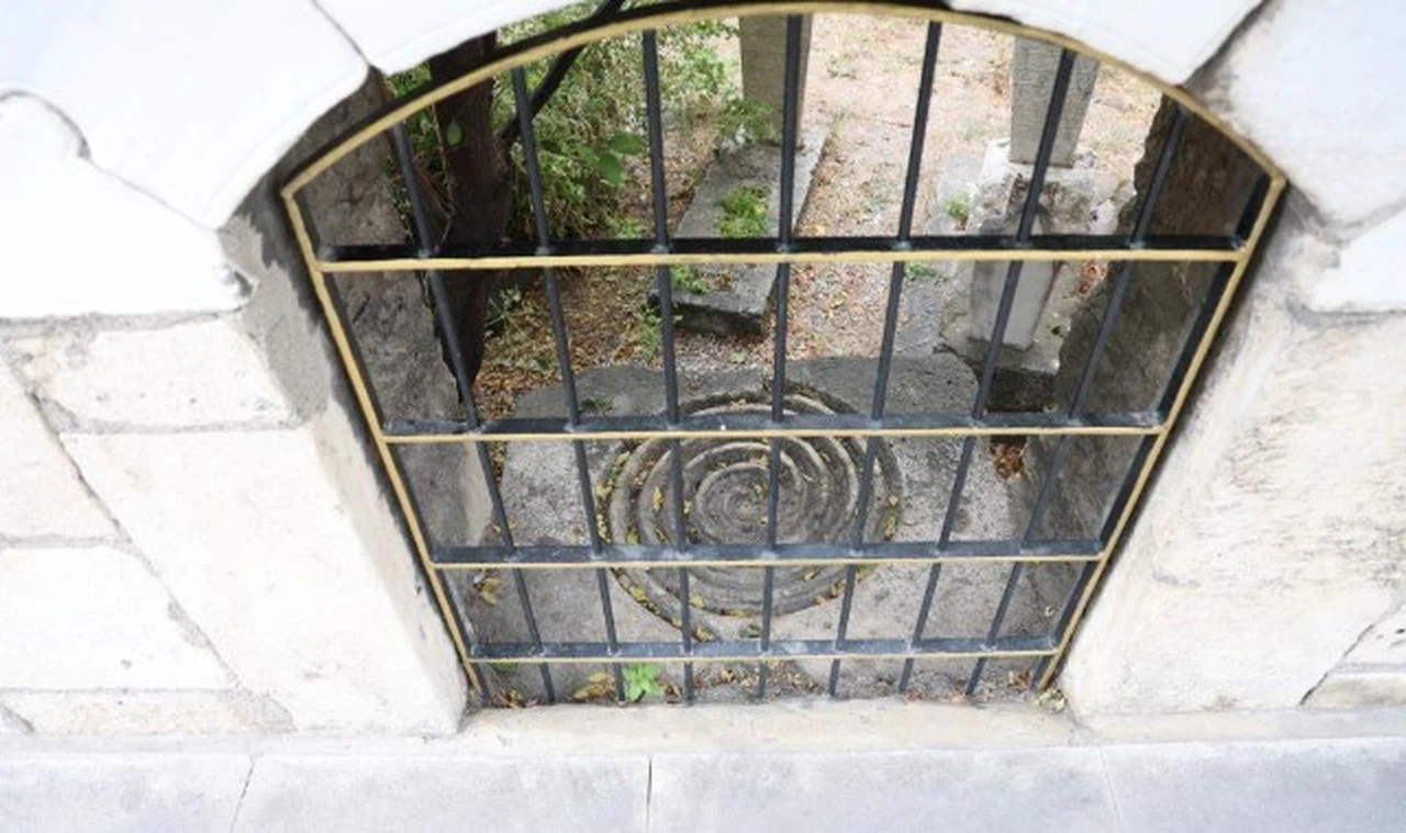 Sivas'ta mezardaki bu sembol merak ediliyor