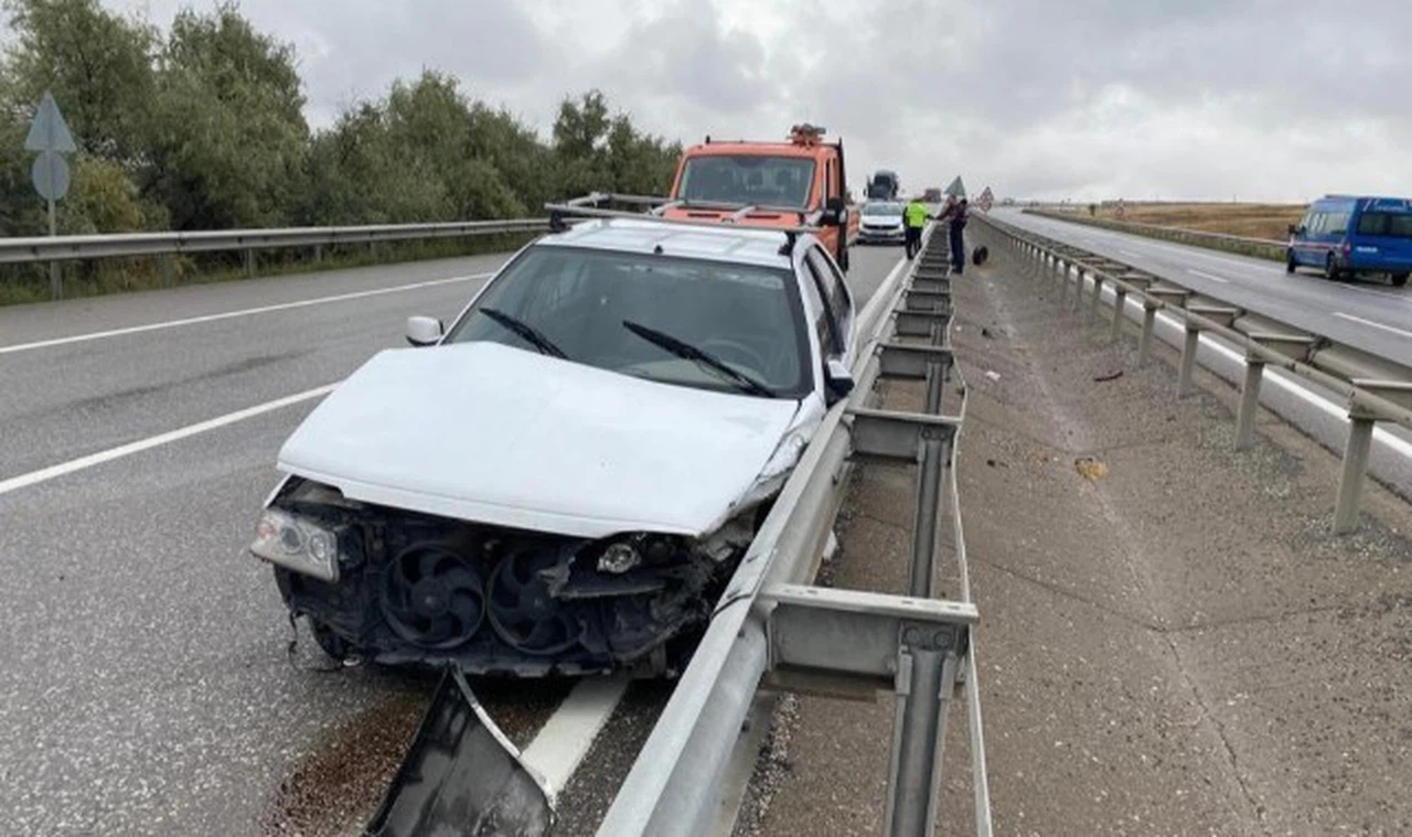 Sivas'ta otomobil bariyerlere çarptı