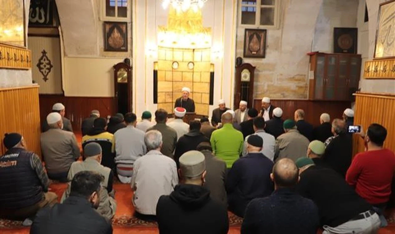 Sivas Ulu Cami'de seher vaktinde tüm şehitler için dua edildi