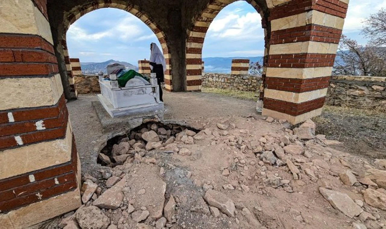 Bu türbe definecilerin hedefinde