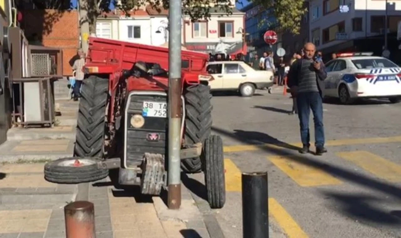 Freni patlayan traktör 2 araca çarptı