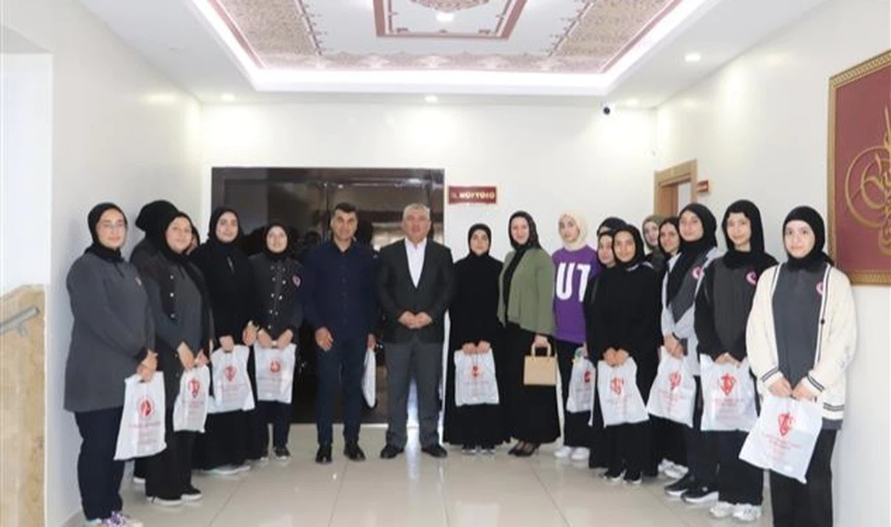 Öğrencilerden Müftülüğe anlamlı ziyaret