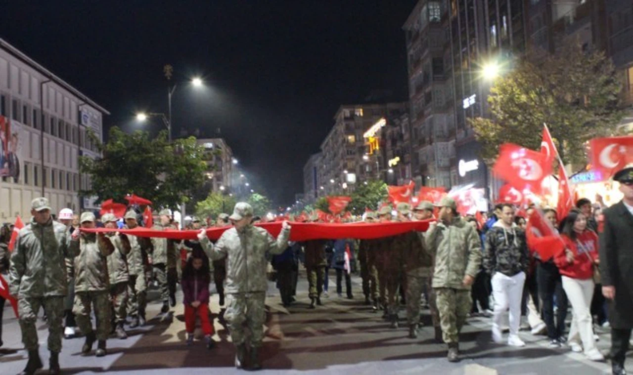 Sivas'ta Cumhuriyet coşkusu gece de sürdü