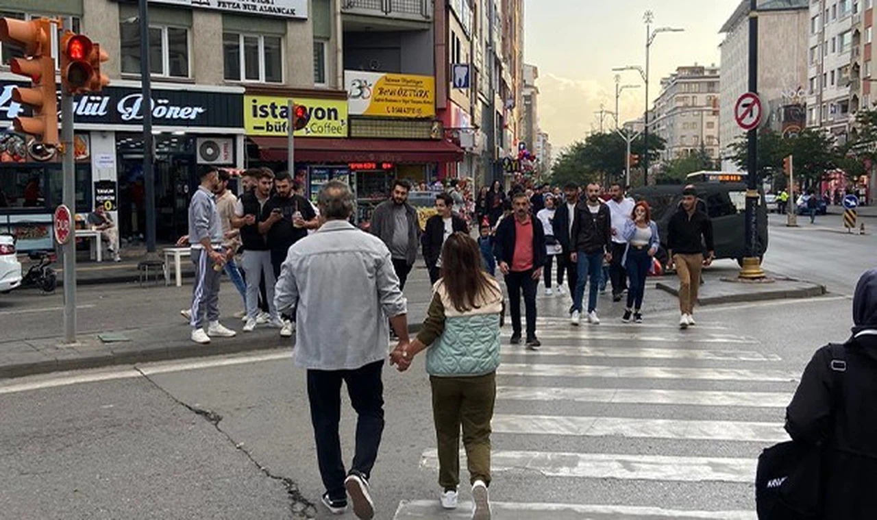 "Sivas'ta Kırmızı Işıkta Geçen Yayalar Trafiği Tehlikeye Soktu"
