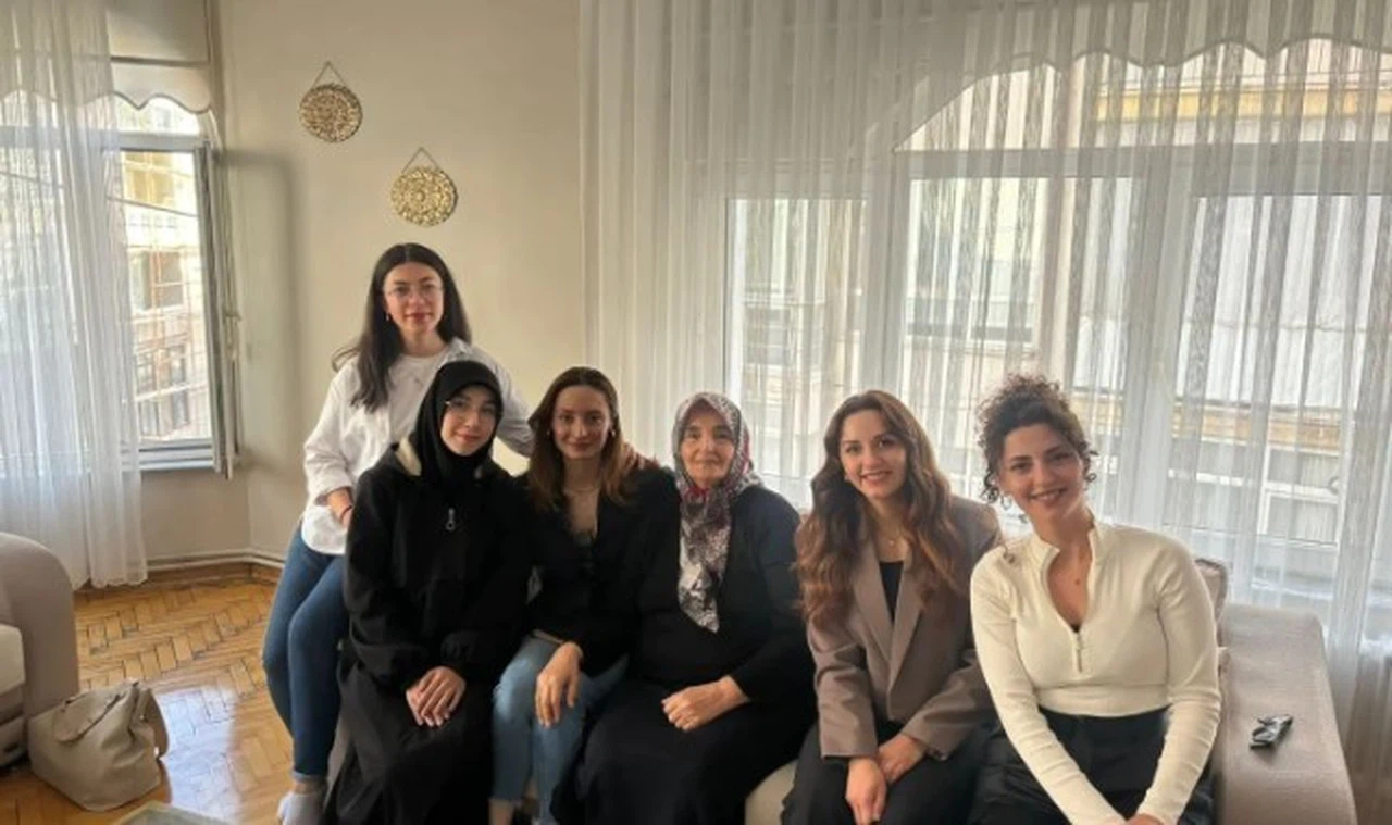 Sivas'ta yurt öğrencilerinden yaşlı ziyareti