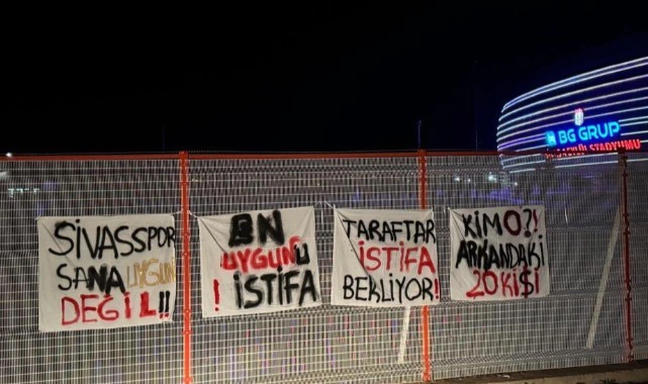 Sivasspor taraftarı Uygun'u istifaya çağırdı