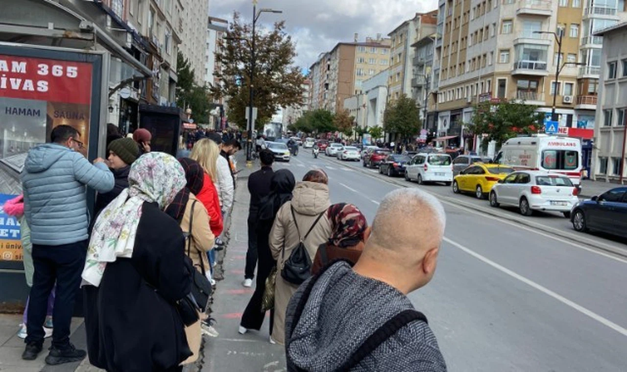 Soğuk Havalara Rağmen İstasyon Caddesi'nde Canlılık Devam Ediyor