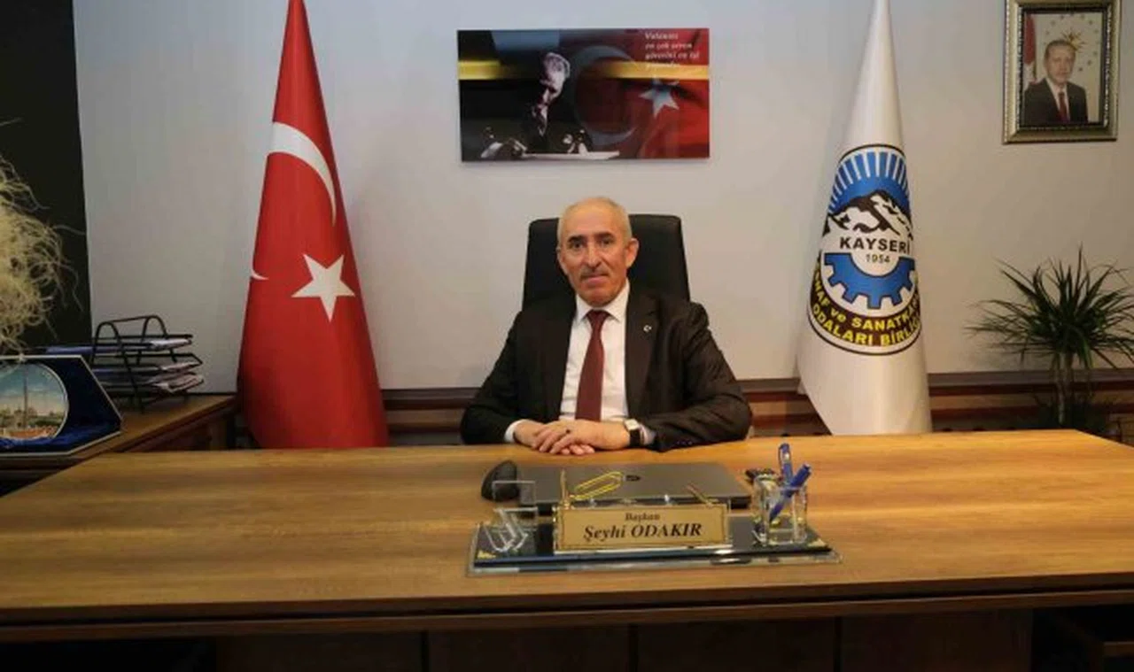 Atatürk'ü hatırlıyor, gösterdiği hedefte yürüyoruz