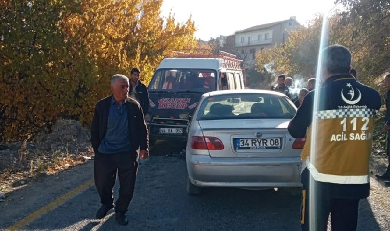 Minibüs ile otomobil çarpıştı: 2 yaralı