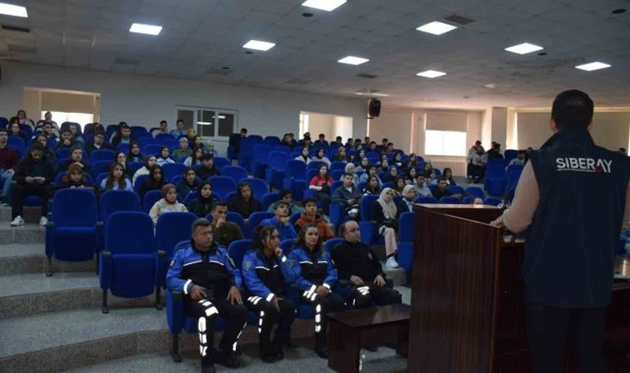 Polisten öğrenci ve öğretim görevlilerine siber güvenlik eğitimi