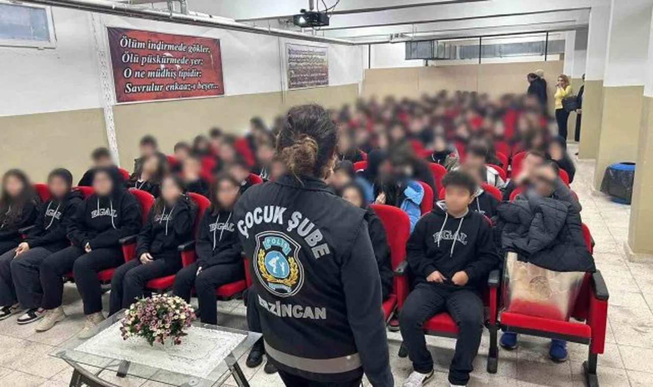 Polisten öğrenci ve öğretmenlere siber güvenlik eğitimi