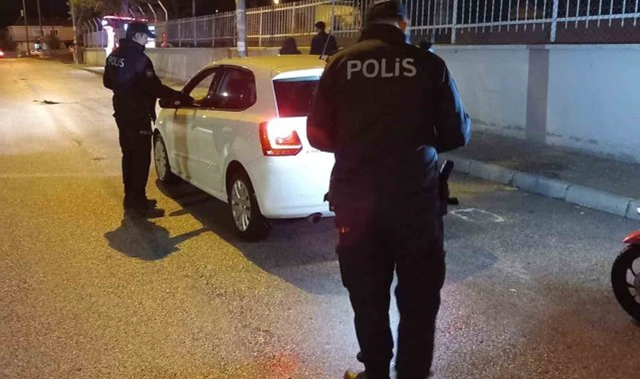 Polisten yurtlar önünde sıkı denetim