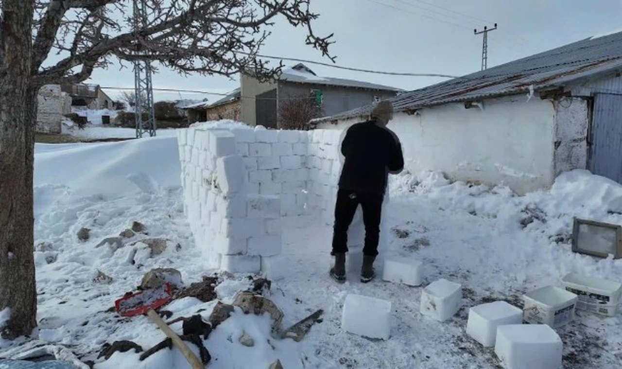 Sivas'ta Mahsur Kalınca Kardan Ev Yapıp İçinde Çay İçtiler