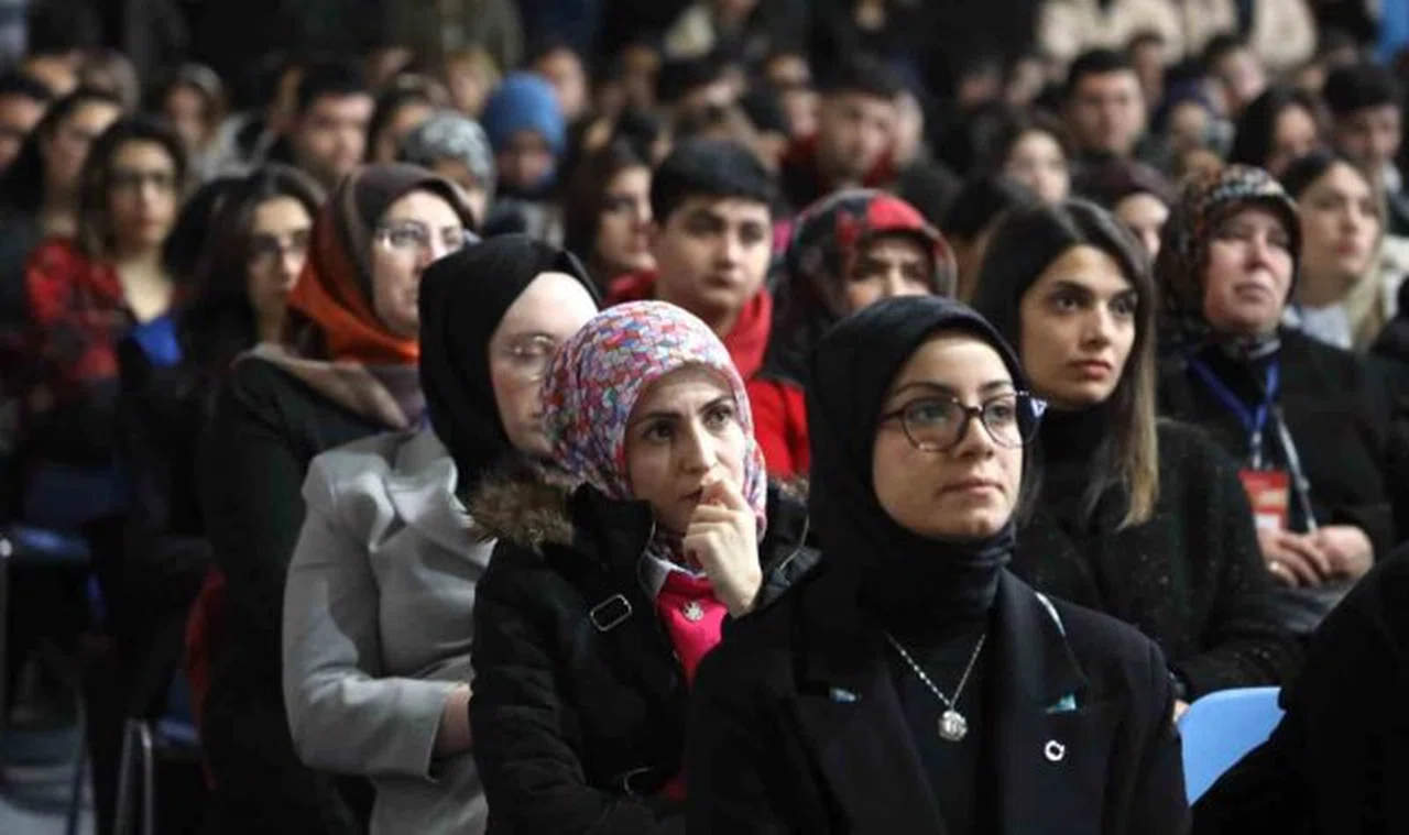 Erzincan'da gençler çalıştayda bir araya geldi