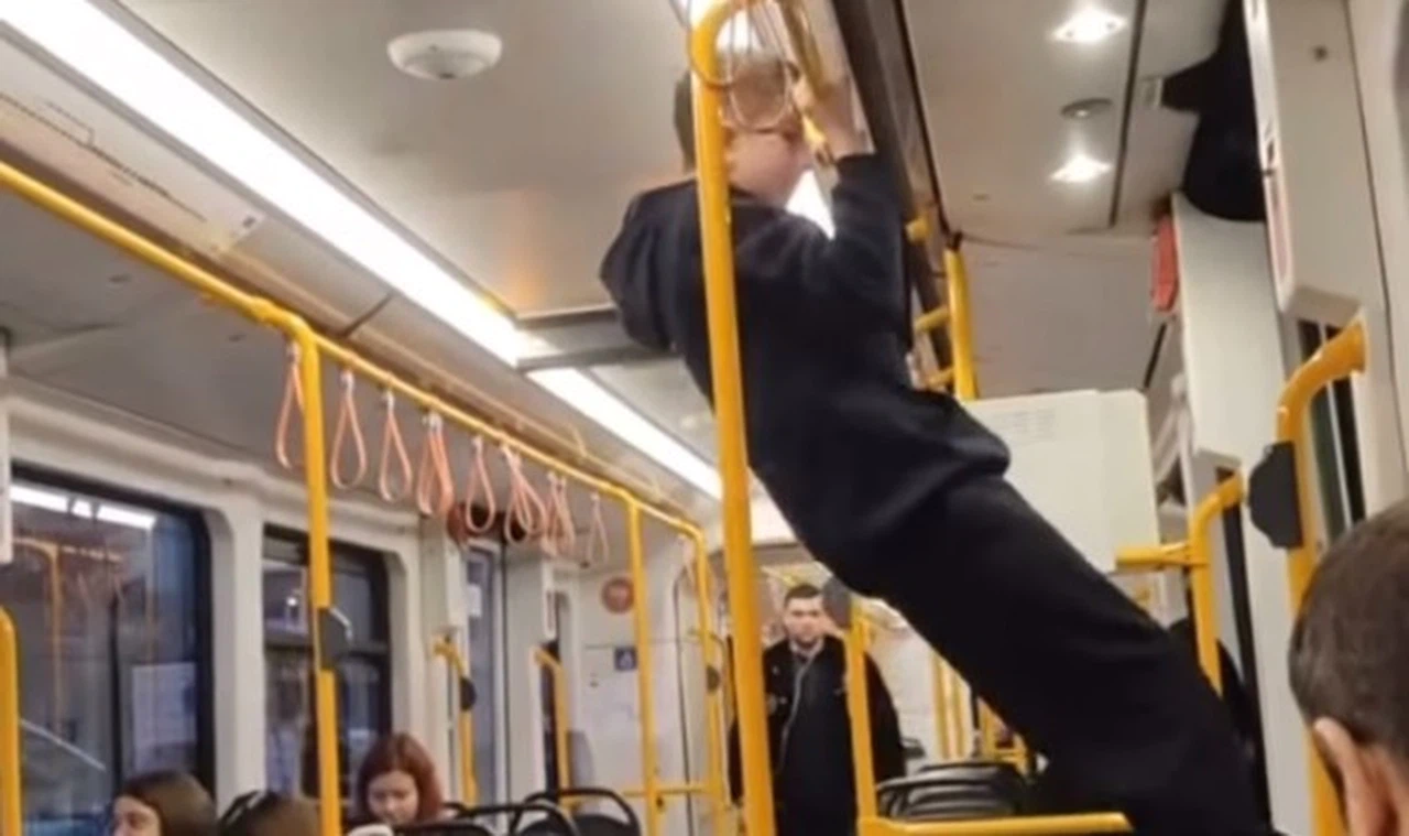Genç Metroda Barfiks Çekti