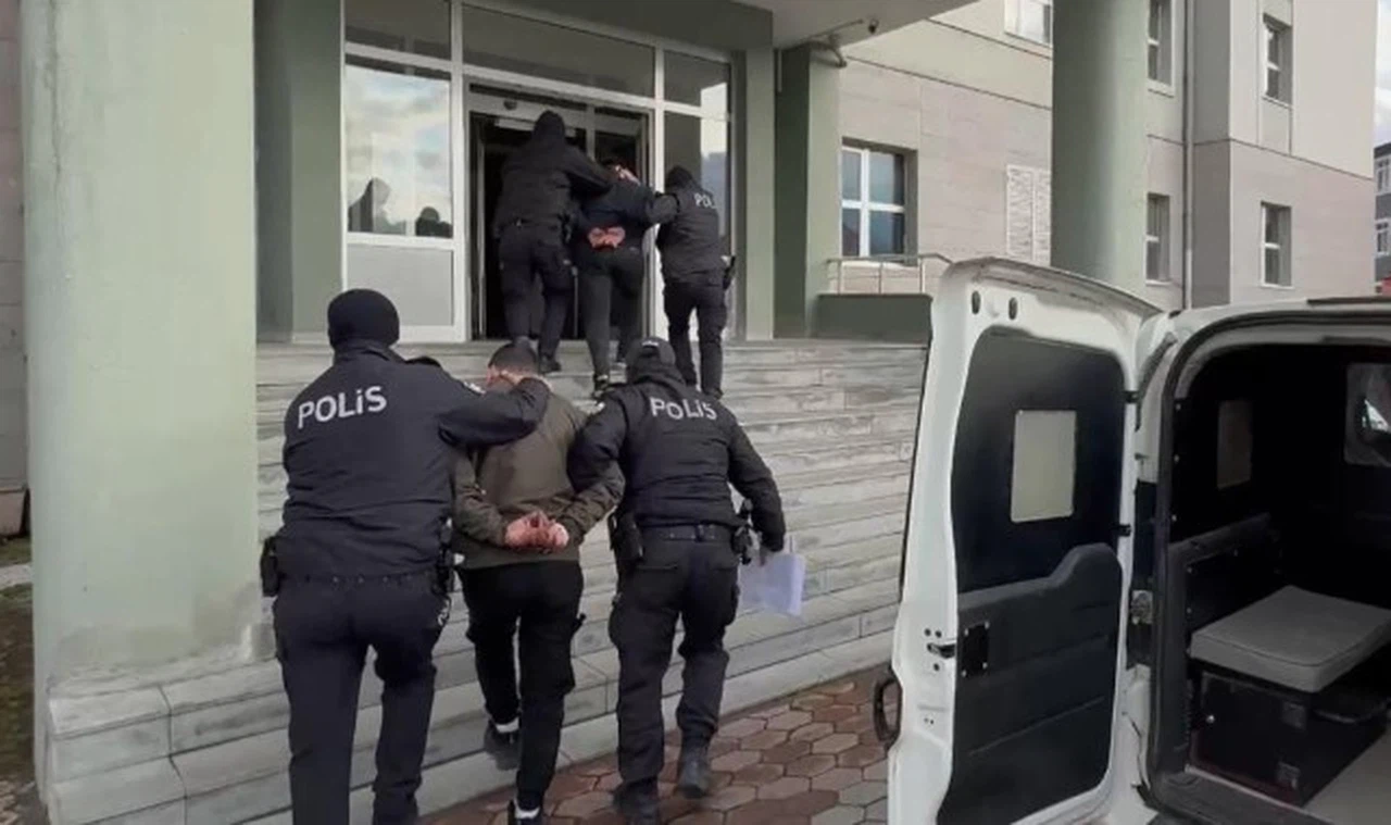 Polise Saldırdı Cezaevine Girdi