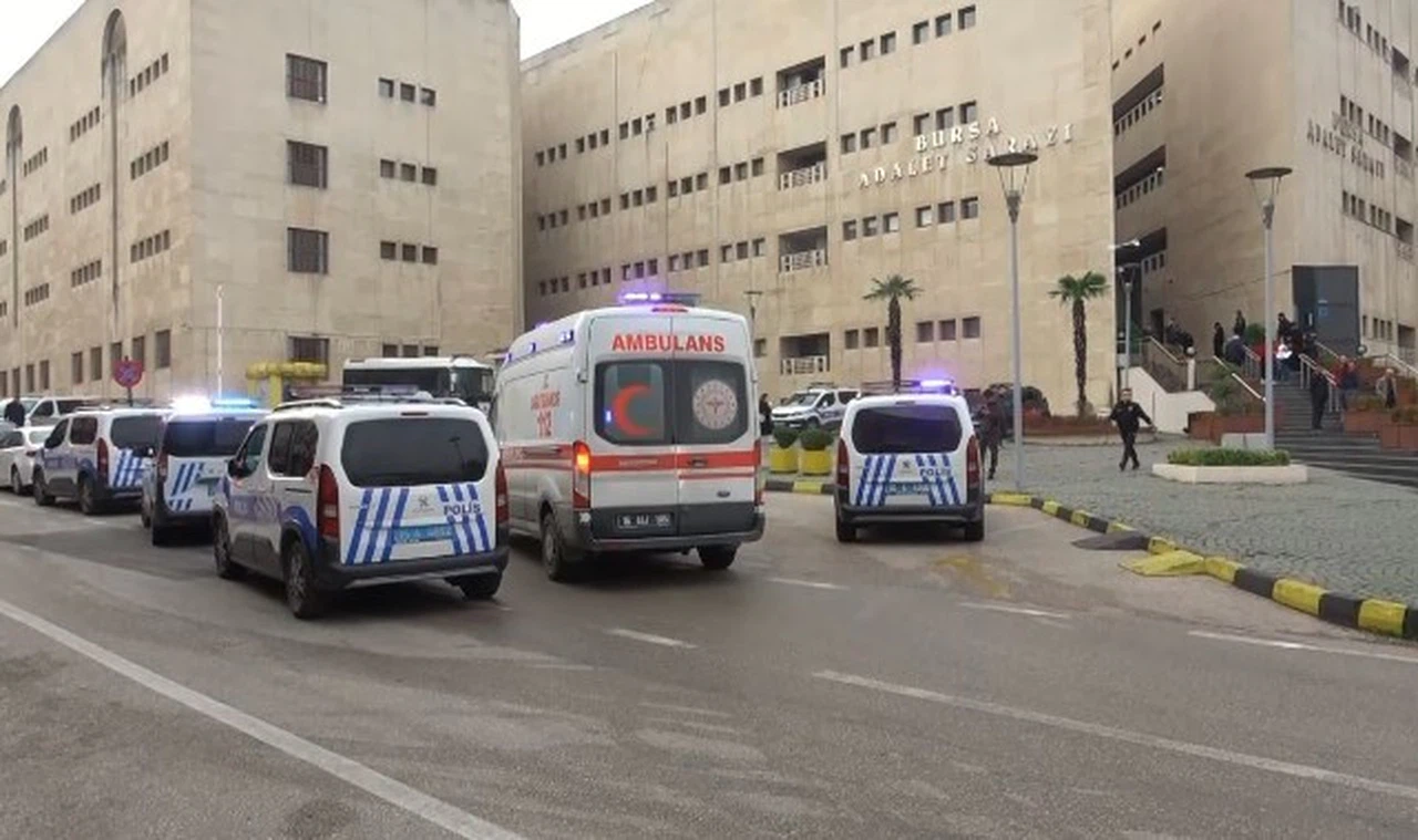 Silahlı Saldırı İlk Bilgilere Göre Aralarında Resmi Görevlinin De Bulunduğu 2 Kişi Hayatını Kaybetti