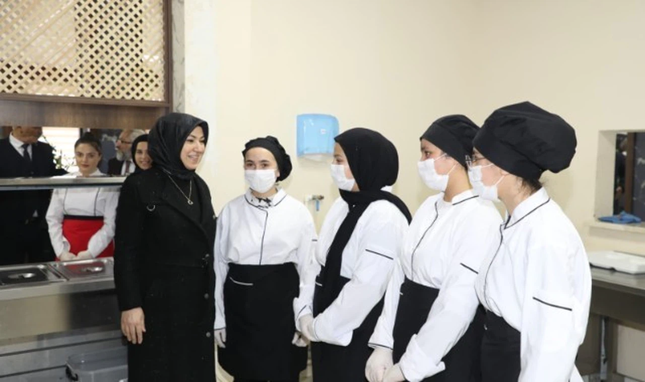 Milletvekili Toy'dan Okullar Bölgesi çıkartması