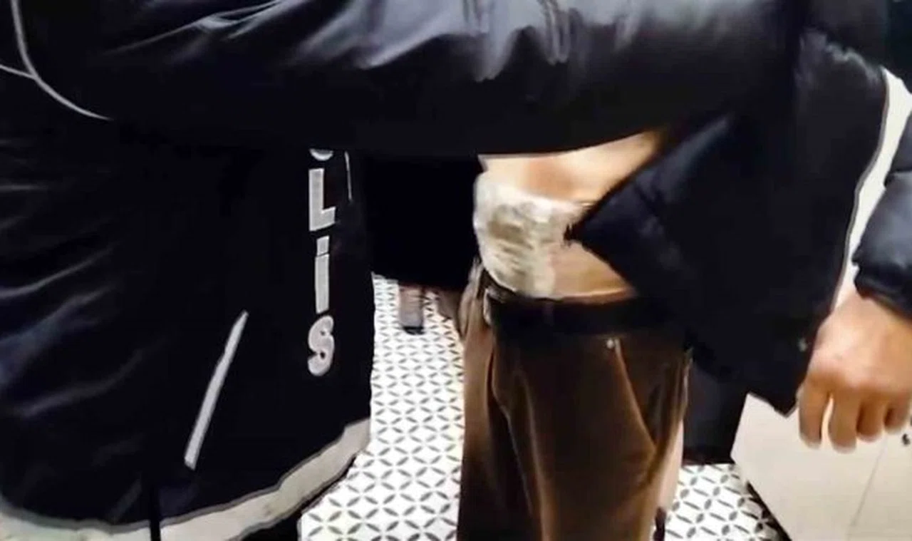 Uyuşturucuyu üzerine bantladı, polisten kaçamadı