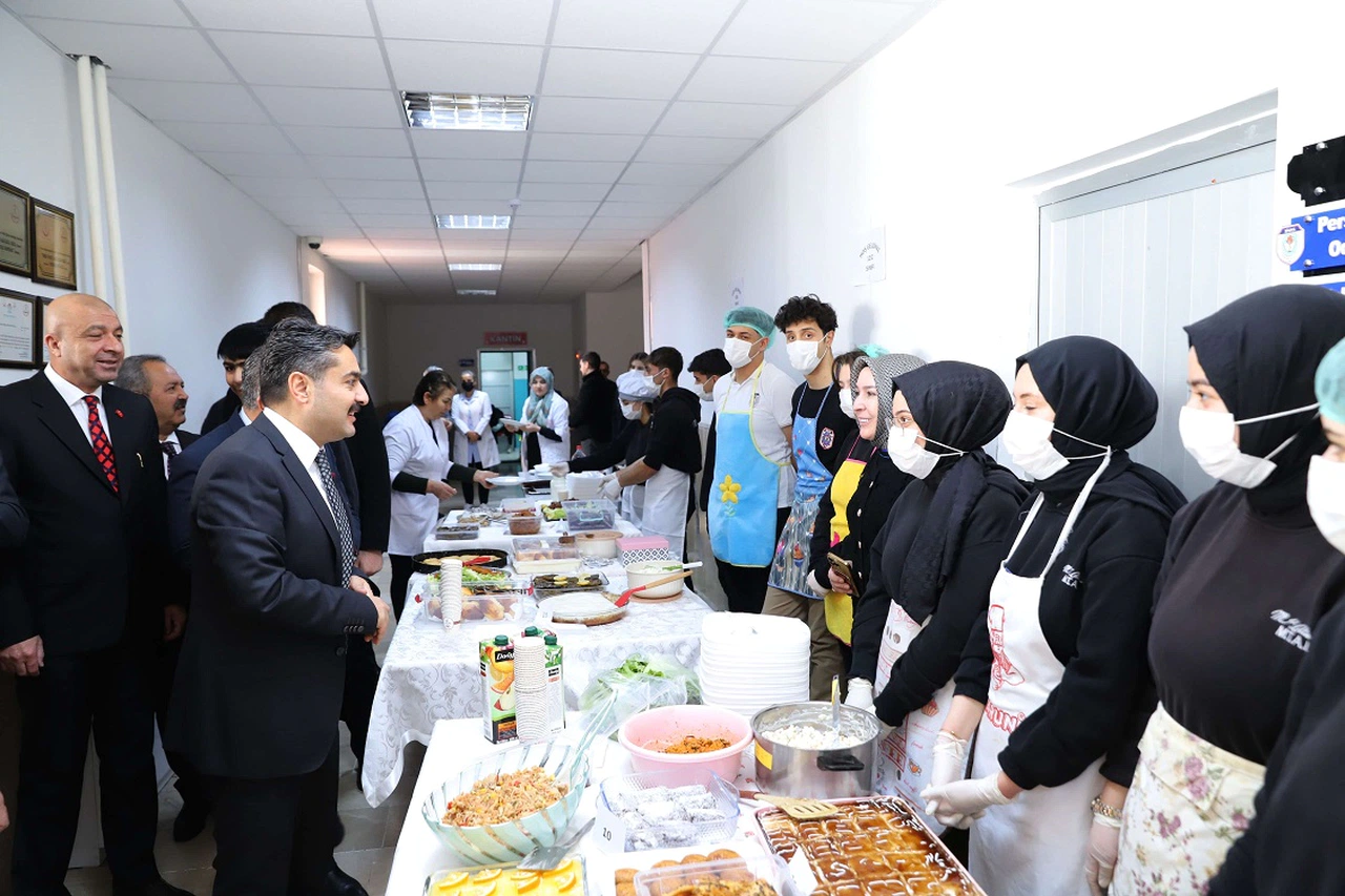 Öğrencilerden Tedavi Gören Çocuklara Kermes