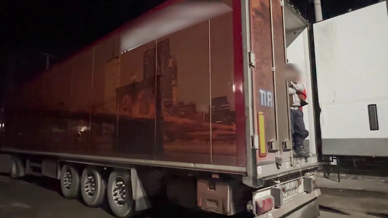 Sivas'ta Tır Dorsesinde Yakalanan 29 Kaçak Göçmen Geri Gönderildi