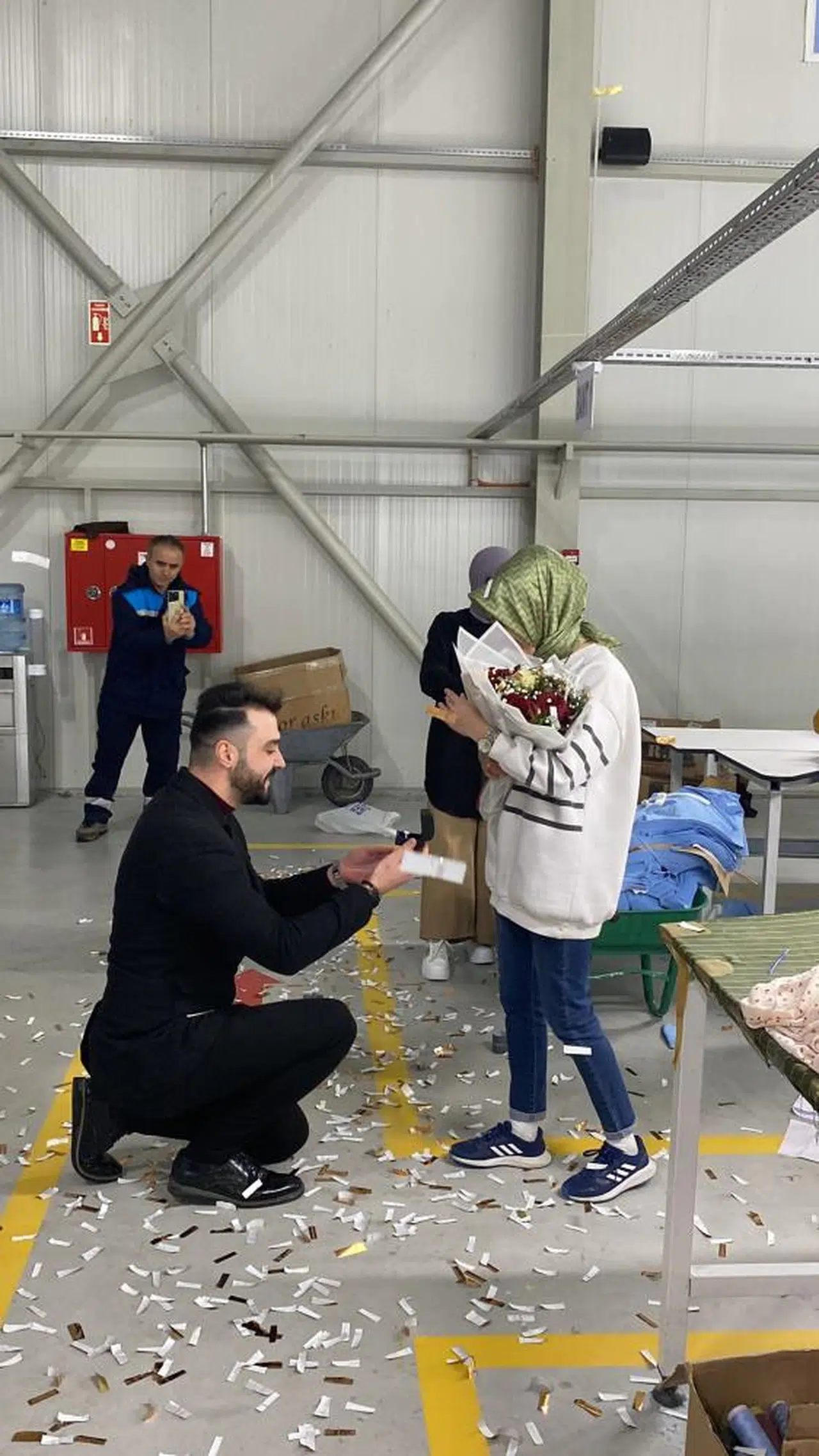 Tekstil fabrikasında evlilik teklifi molası