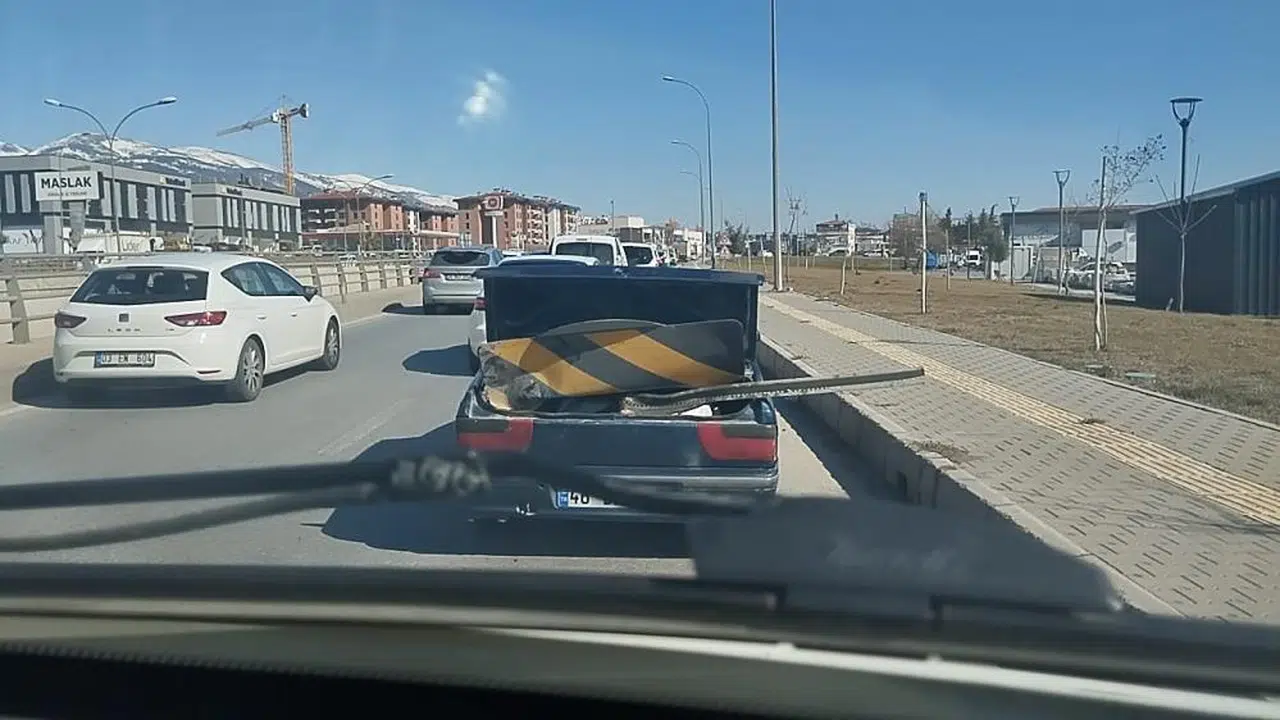 Karayolu Levhasını Ne Yapacak