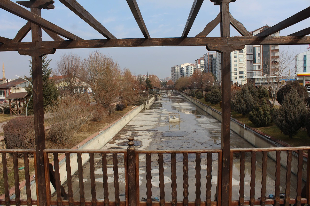 Kış Ayında Bir Güzel, Yaz Ayında Bir Başka Güzel