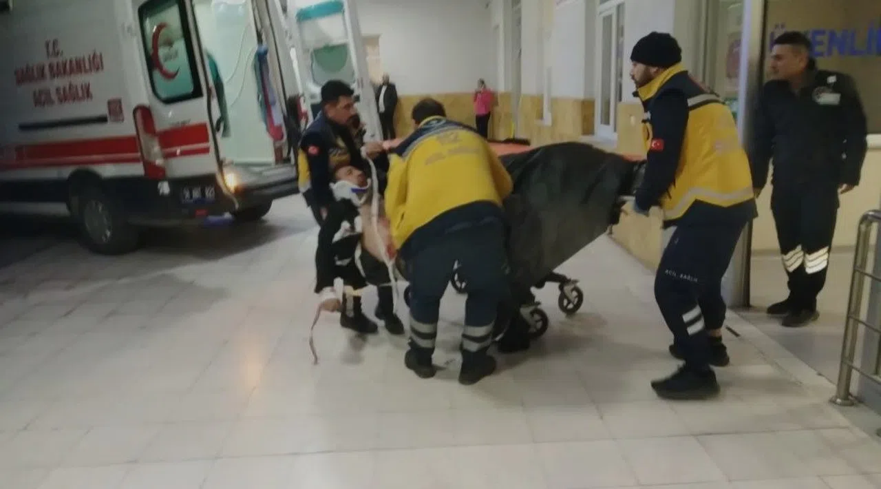 Sivas’ta, sağlık ekipleri yaralıyı sedyeden düşürdü