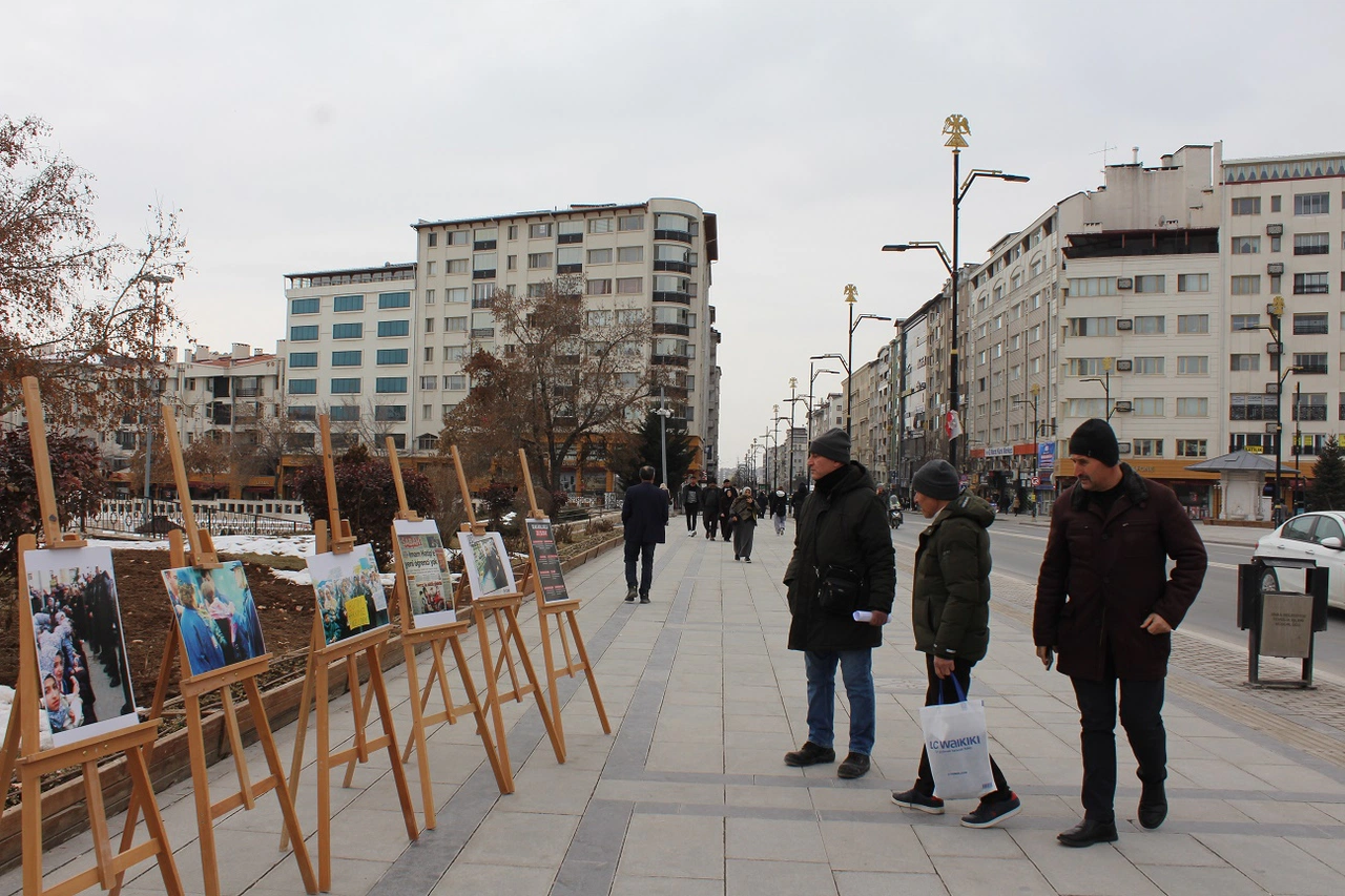 Sivas Kent Meydanı'nda Anlamlı Sergi
