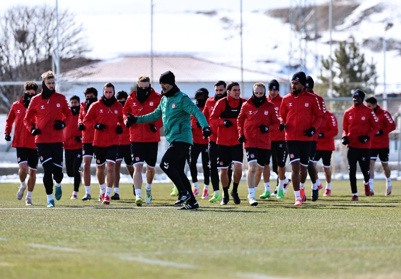Sivasspor'da Buz Gibi Havada Sıcak Çalışma