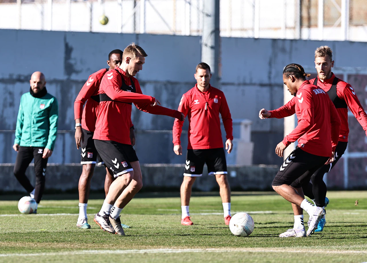 Sivasspor  Göztepe mücadelesine yönelik taktik çalışmalarını yaptı.