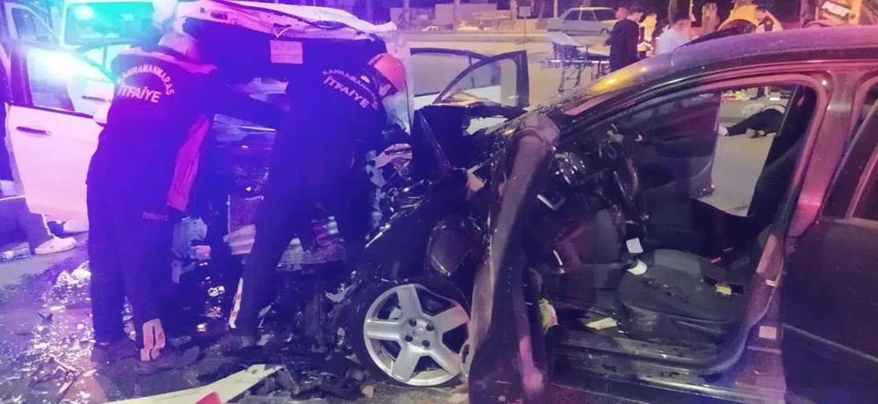 Otomobiller Çarpıştı: 1'i Ağır 5 Yaralı