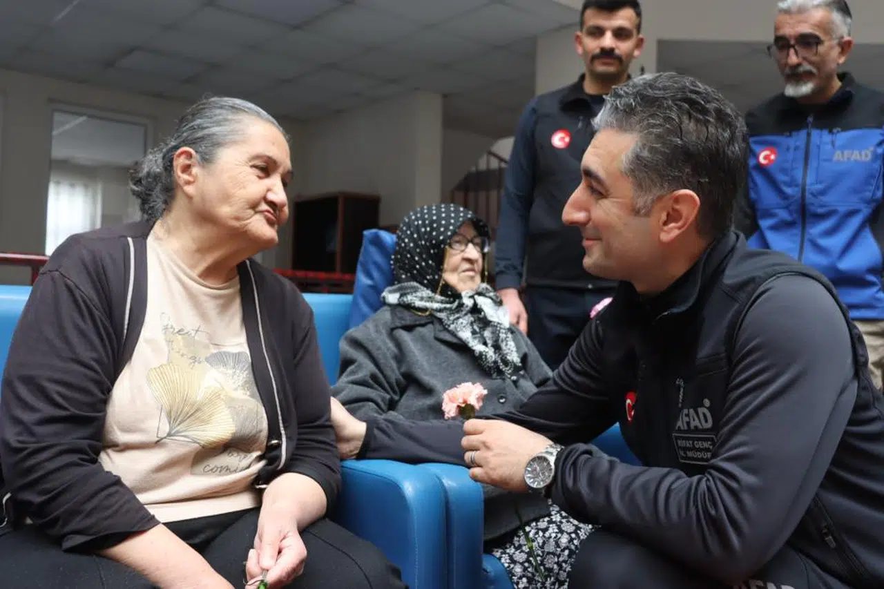 AFAD şimdi de yaşlıları güldürdü