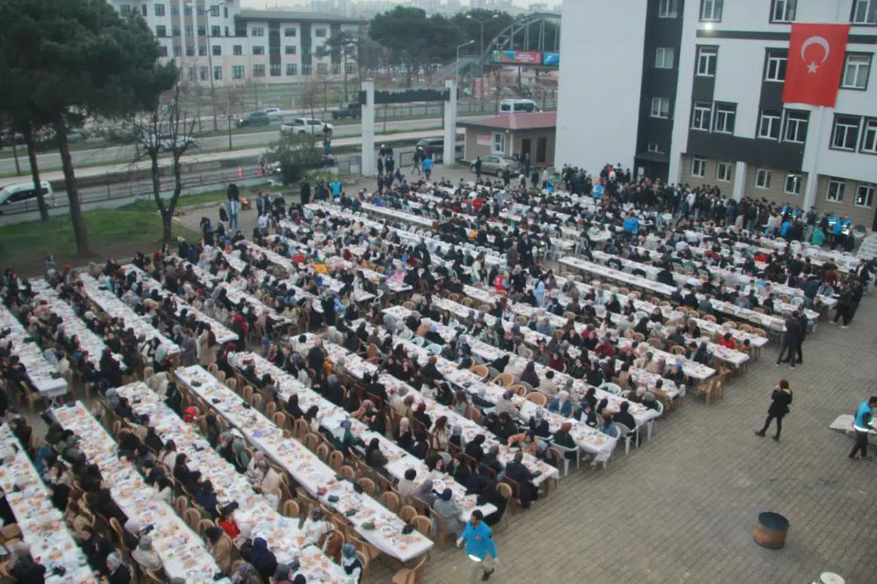 Bin 500 öğrenci iftarda buluştu