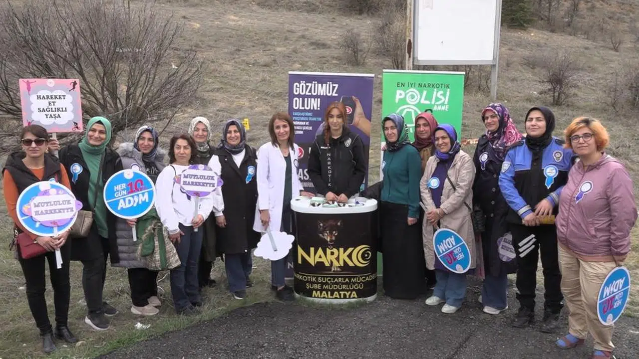 Hem yürüyüp hem fidan diktiler