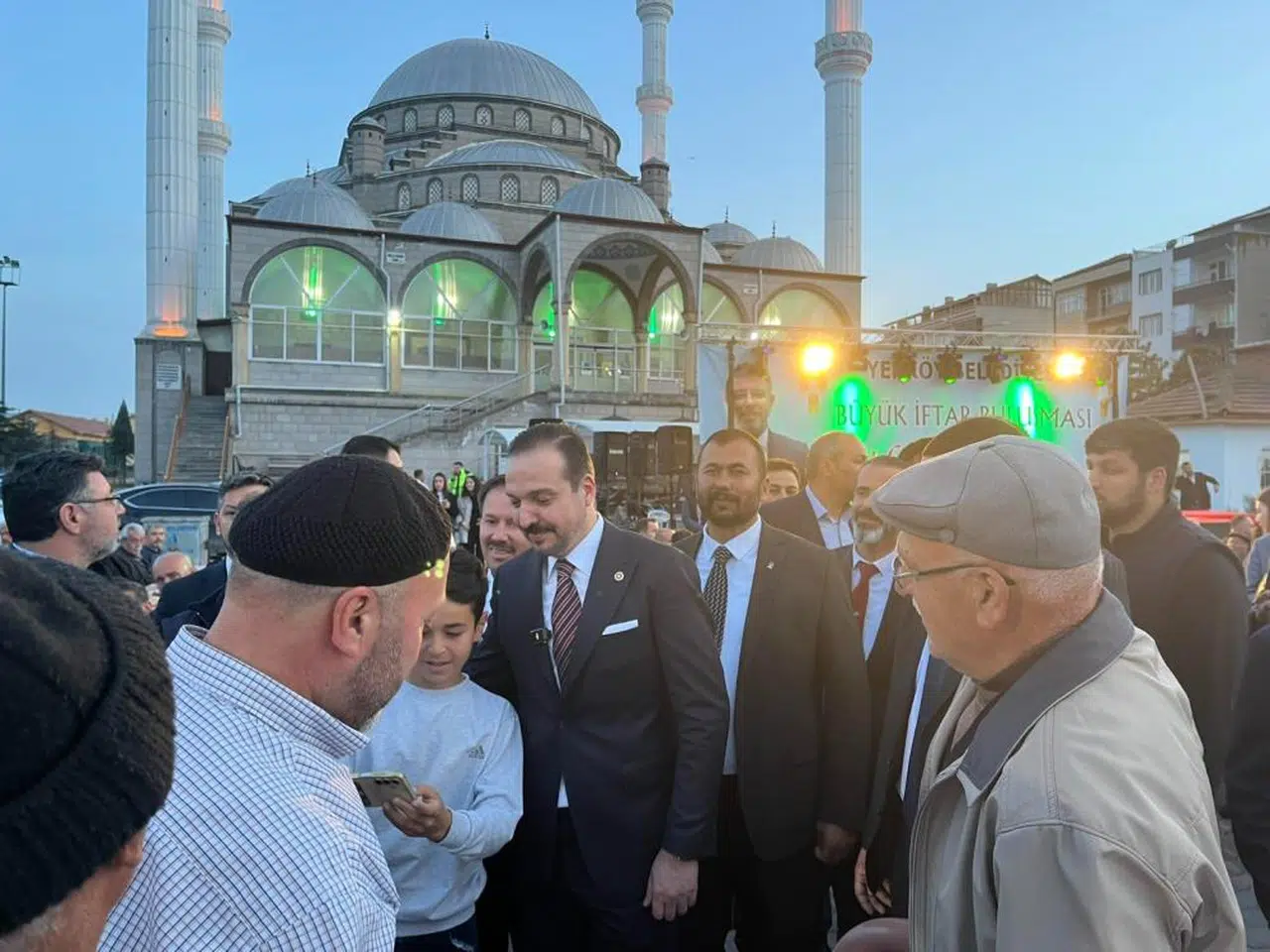 Sofralar da gönüller de cem oldu