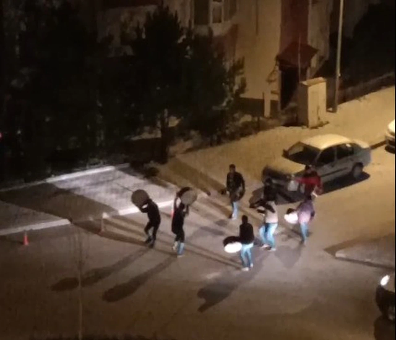 Sahura Davullarla Oynayarak Uyandırıyorlar