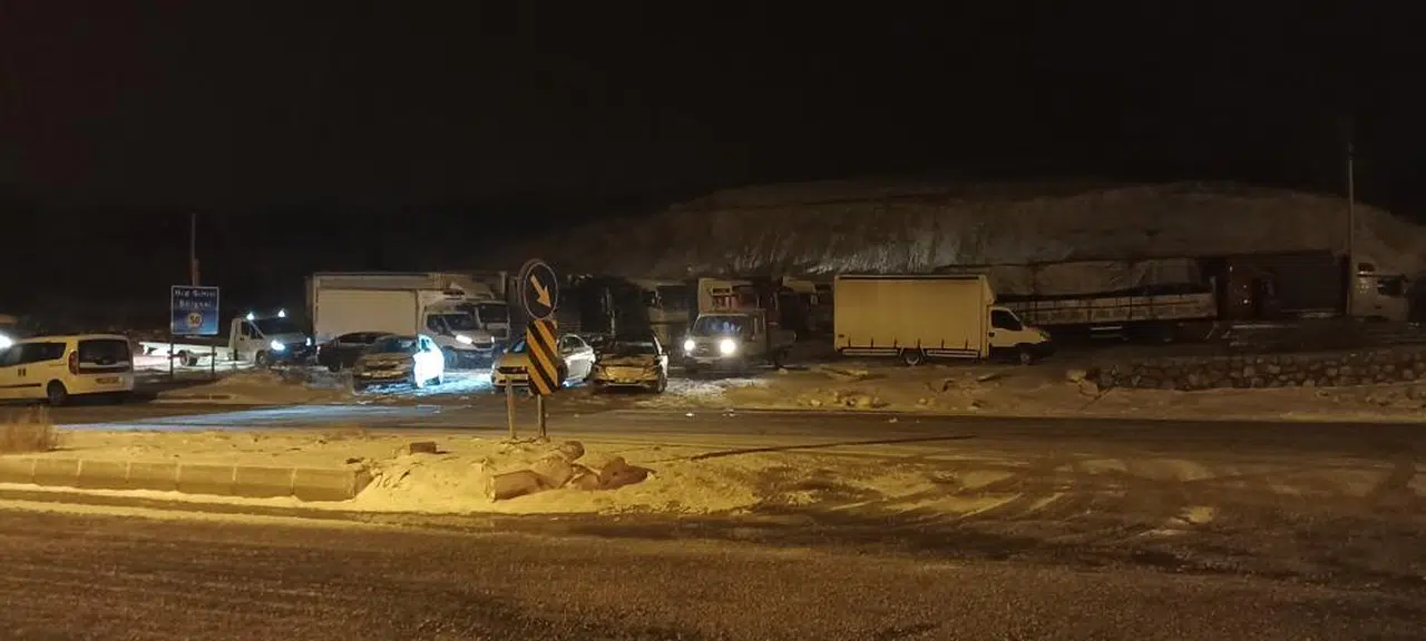Sivas’ta Kar Kabusu: Kapanan Yollarda Araçlar İlerleyemedi