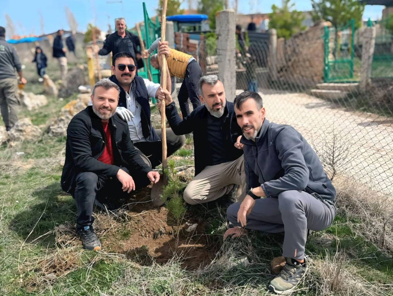 Dernek kurup 900 fidan diktiller