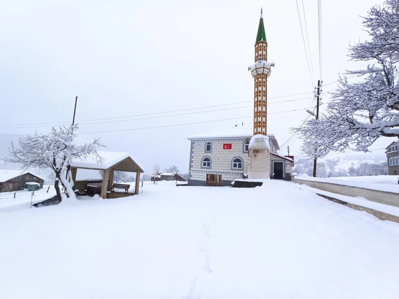Nisan ayında karla mücadele devam ediyor