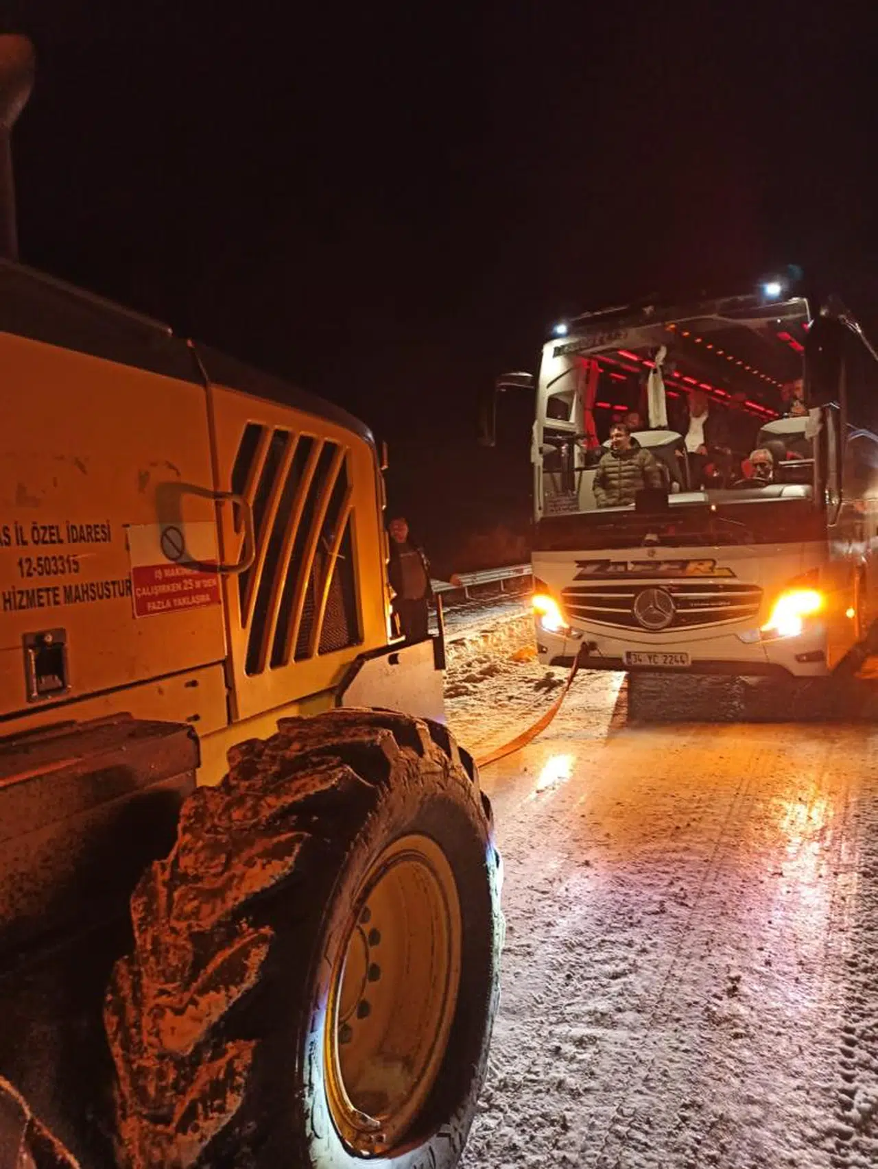 Sivas'ta yollar buz kesti