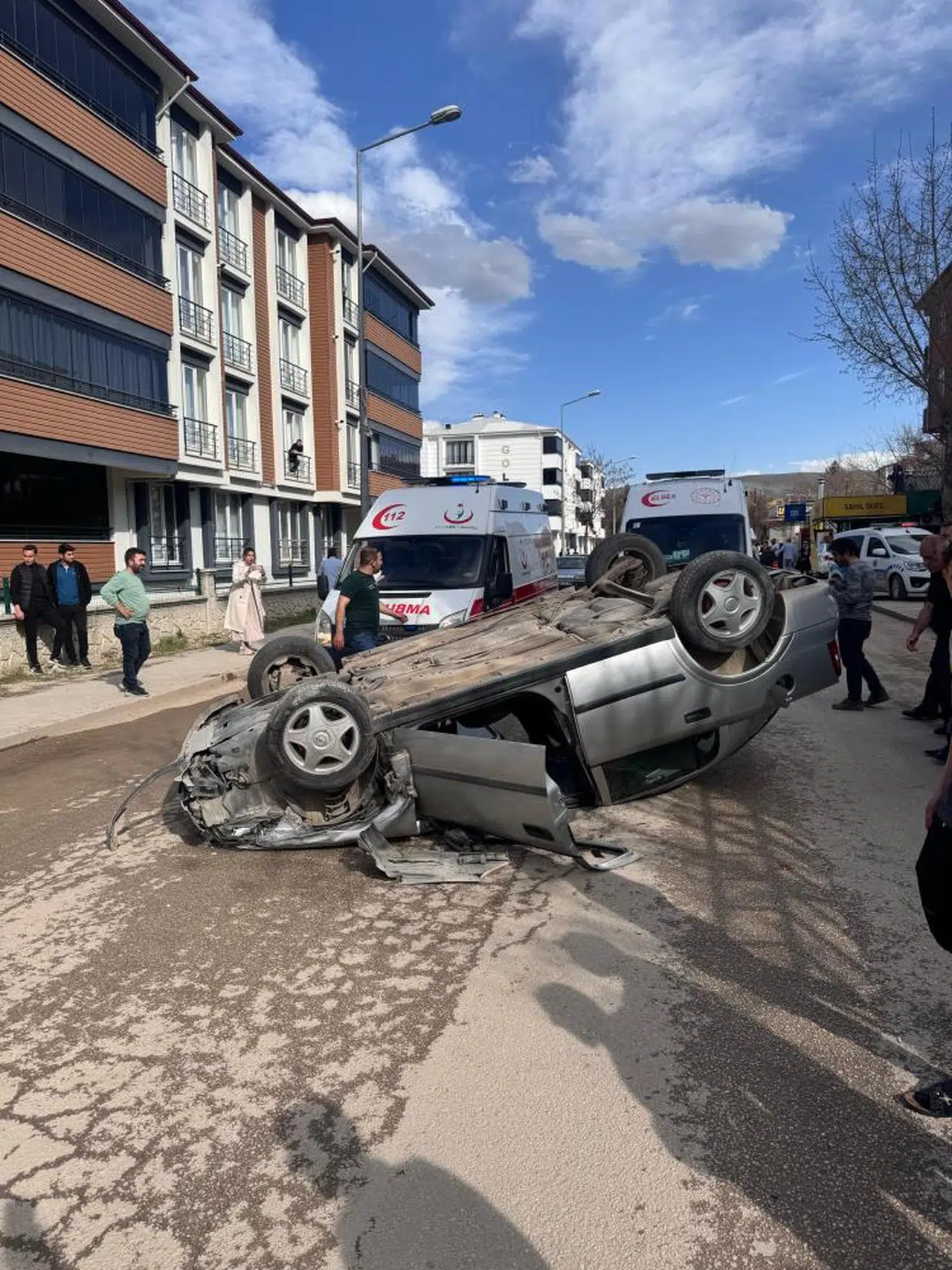 Kontrolden çıktı duran araca çarpıp takla attı